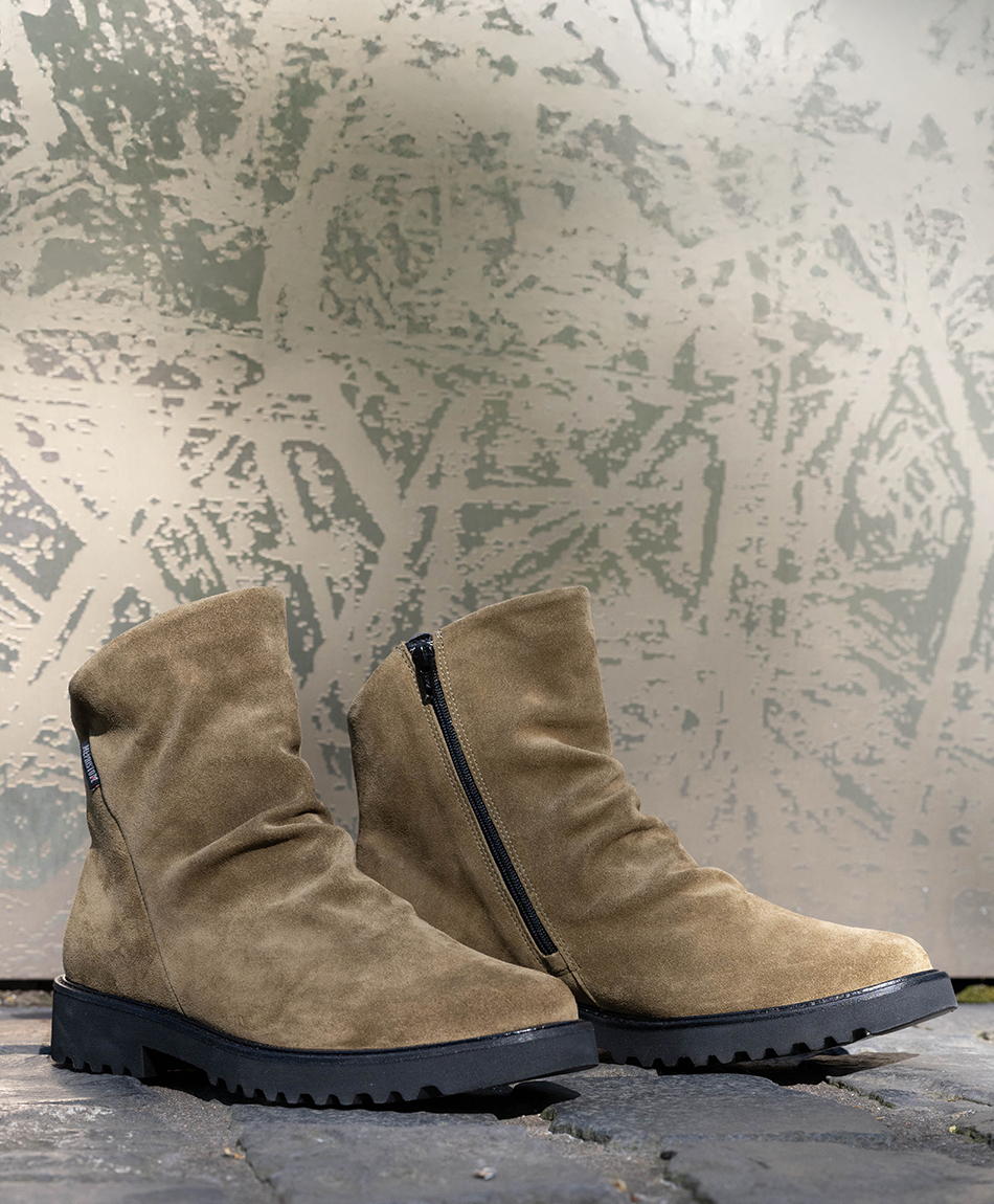 251009_Mephisto_DE_Stiefeletten_Buehne_mobil_950x1150px_01